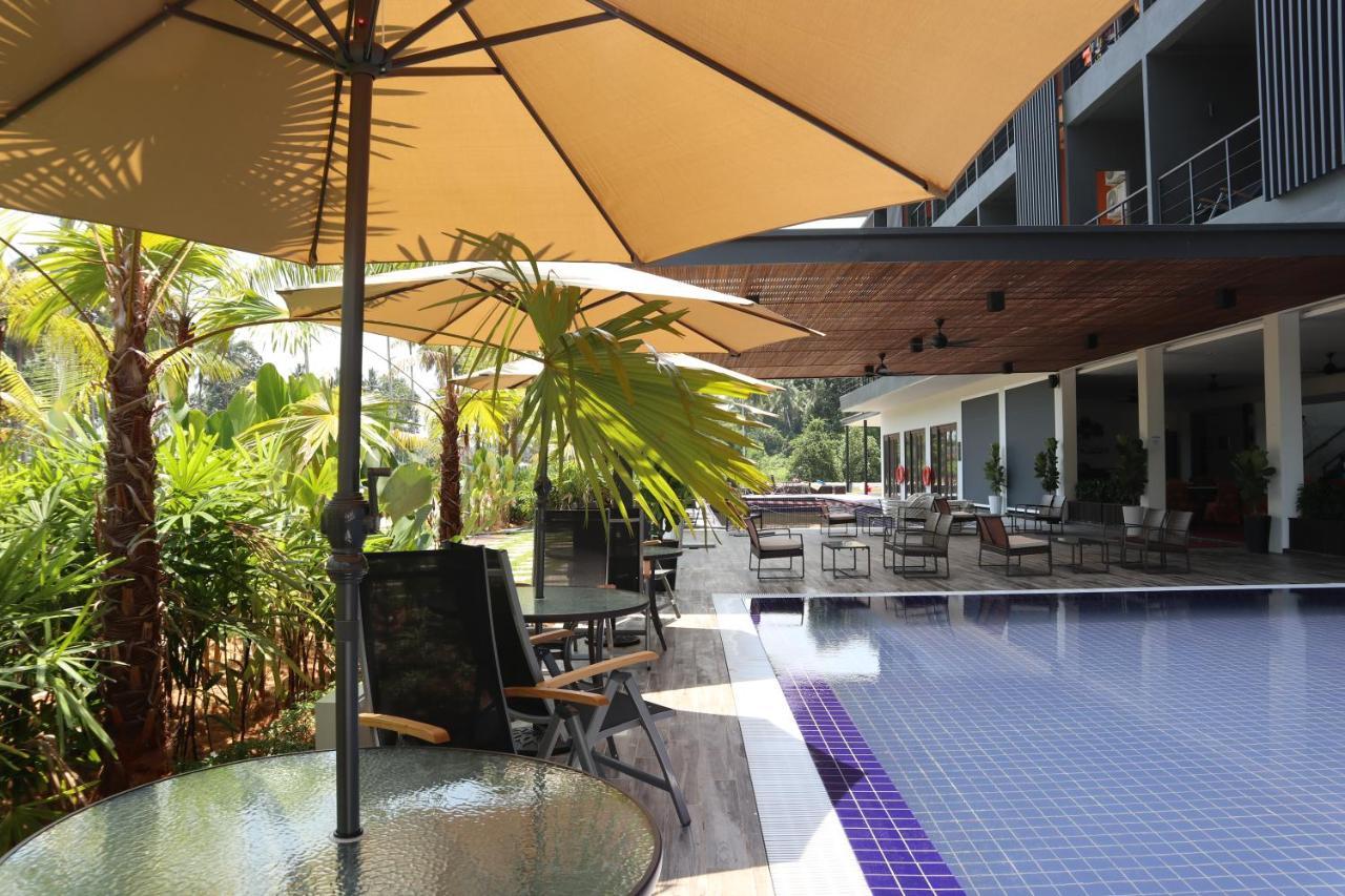 Roxy Sematan Villa & Townhouse Buitenkant foto